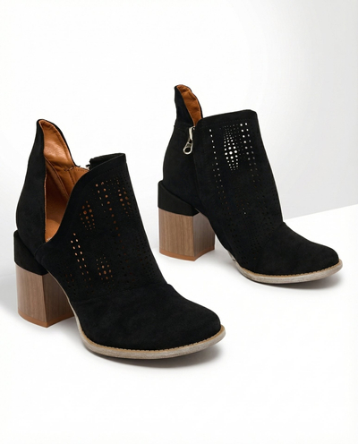 Royalfashion Ажурни ботуши в черно Revivela