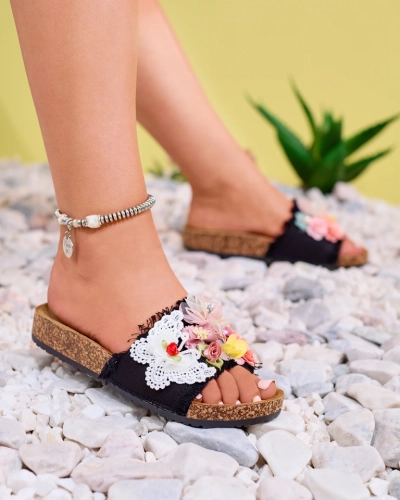 Damskie klapki z tkaninowymi kwiatami w kolorze czarnym Ososi- Obuwie