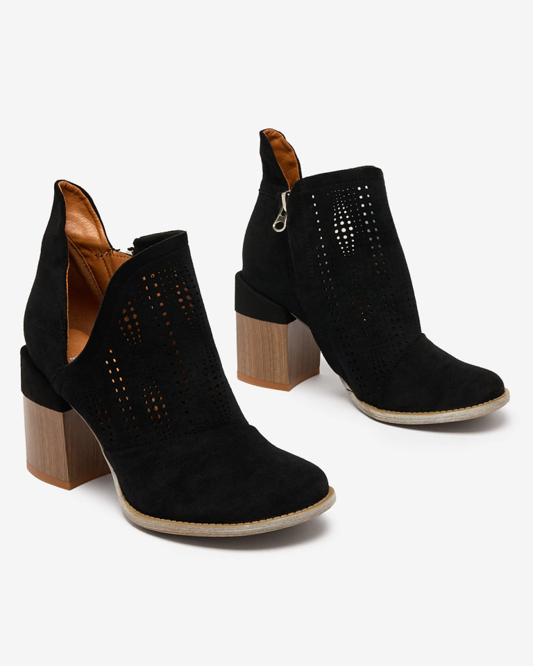 Royalfashion Ажурни ботуши в черно Revivela