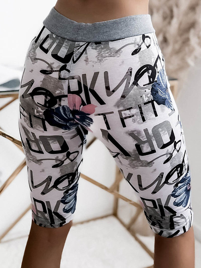 Biało- niebieskie spodenki damskie 3/4 z printem PLUS SIZE- Odzież