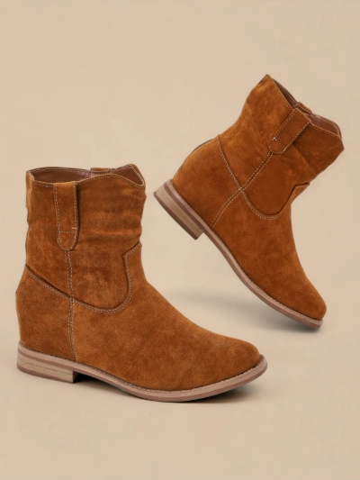 Brązowe botki a'la kowbojki na krytym koturnie Jelluma- Obuwie