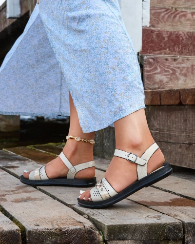 Błyszczące beżowe damskie płaskie sandały Nafi- Obuwie