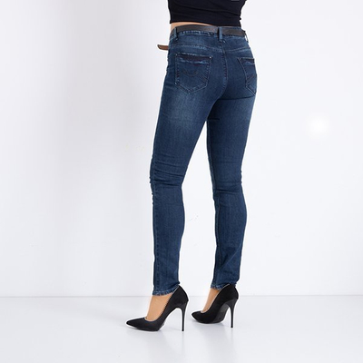 Granatowe damskie spodnie jeansowe z paskiem - Odzież