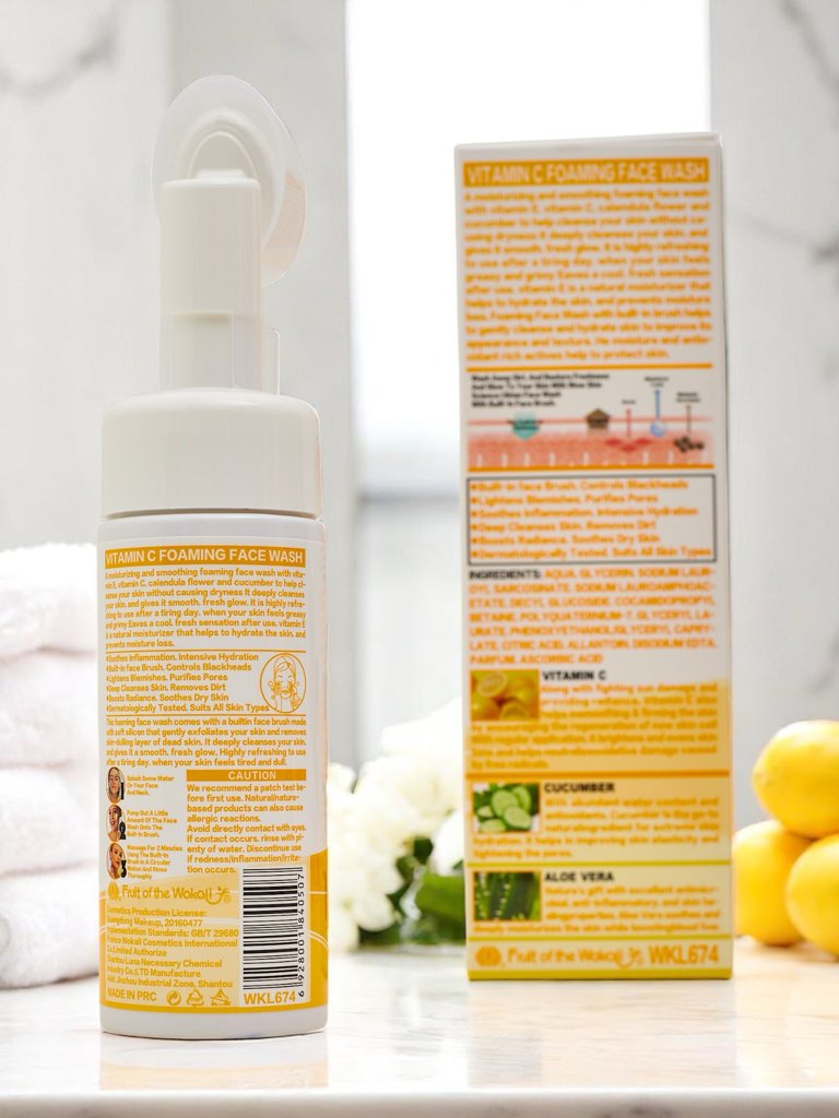 Почистваща противостарееща пяна за лице с витамин C и четка