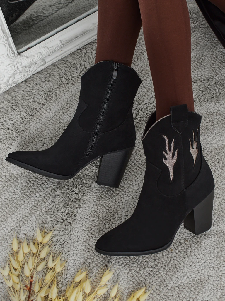 Дамски каубойски ботуши на ток с декоративни вложки Cendria