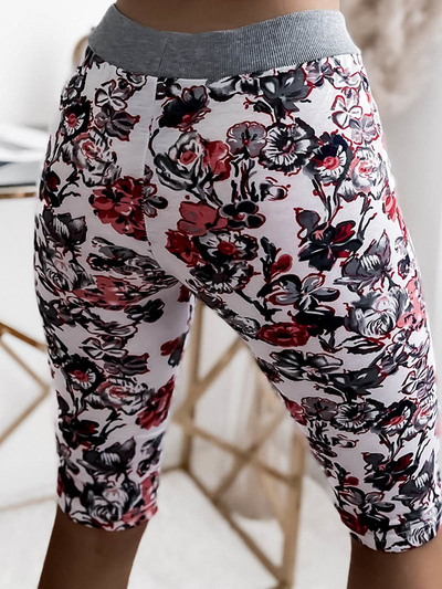 Damskie spodenki 3/4 w białym kolorze i w kwiaty PLUS SIZE - Odzież