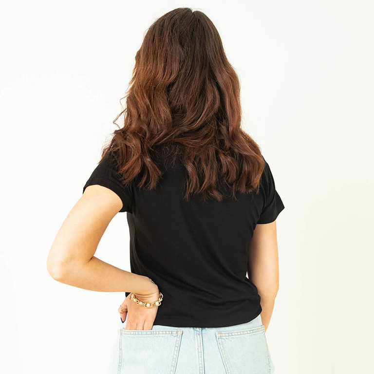 Czarny damski t-shirt z napisem z cekinów - Odzież