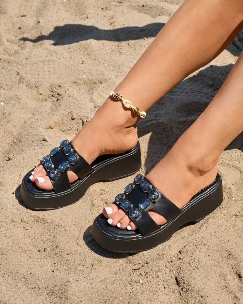 Royalfashion Черни дамски джапанки с украса и масивна подметка Norixi