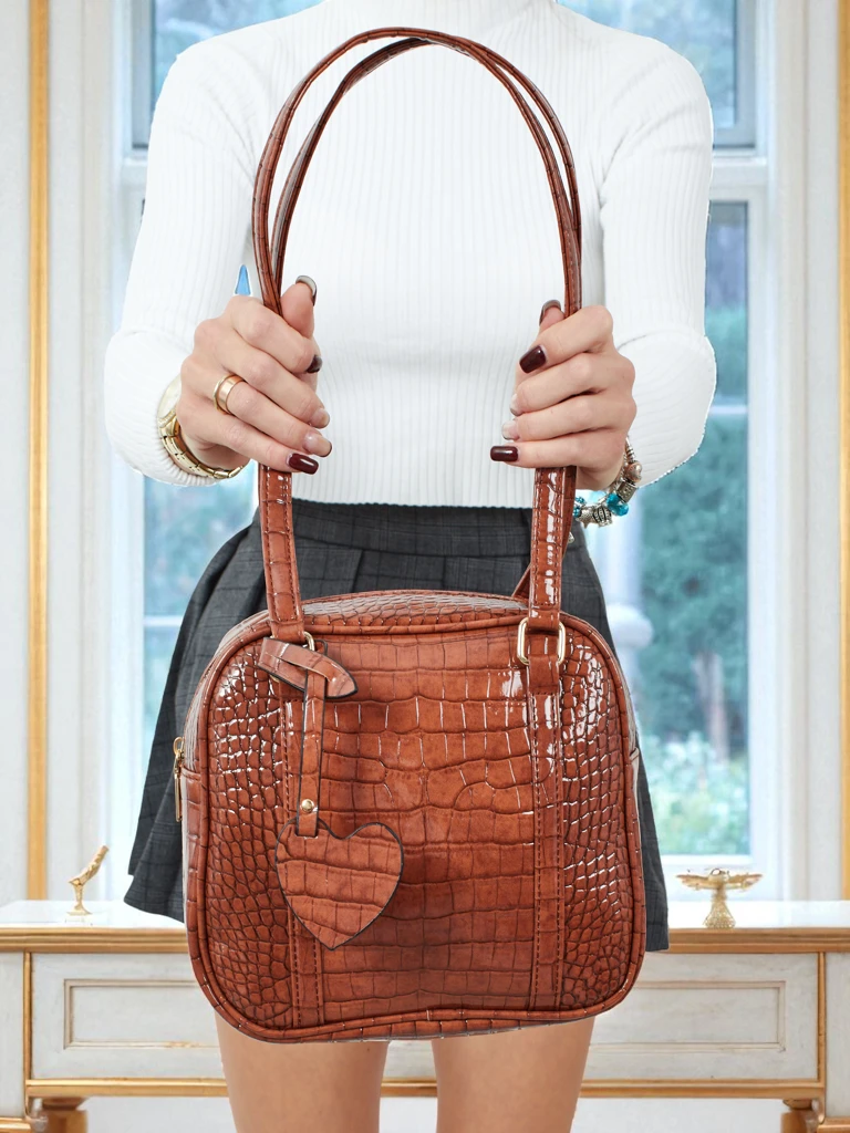 Лакирана малка дамска чанта от еко кожа Velinne