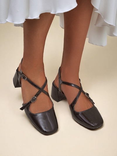 Royalfashion Дамски обувки на нисък ток с декоративни каишки Lollita