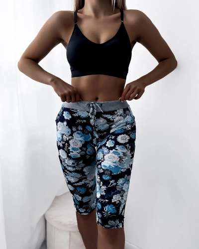 Ciemnoniebieskie damskie spodenki 3/4 z kwiatowym wzorem PLUS SIZE - Odzież