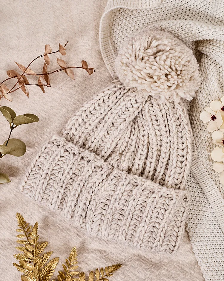 Шапка с пискюл за жени на Royalfashion