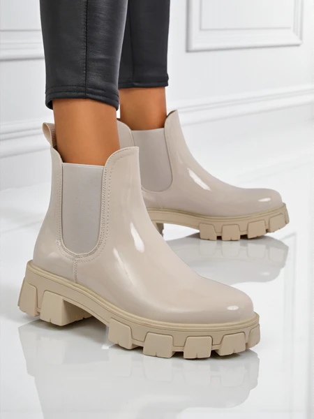 Royalfashion Боти на масивна подметка от еко лакирана кожа Calista Weide