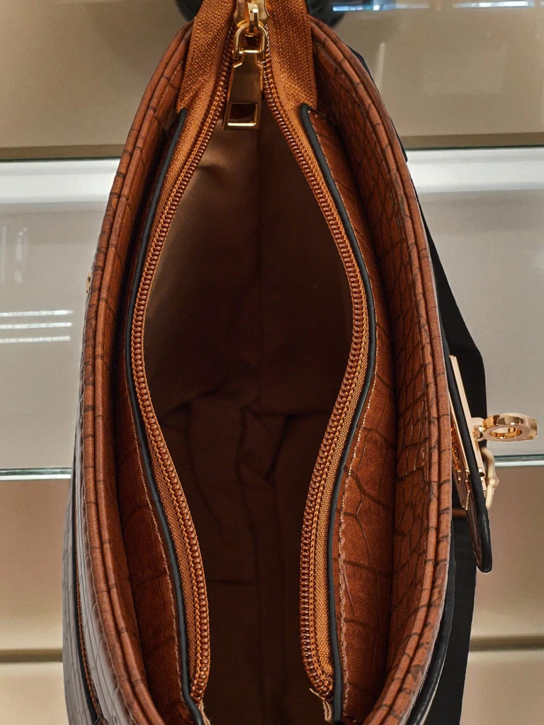 Лакирана малка дамска чанта от еко кожа Arlisse