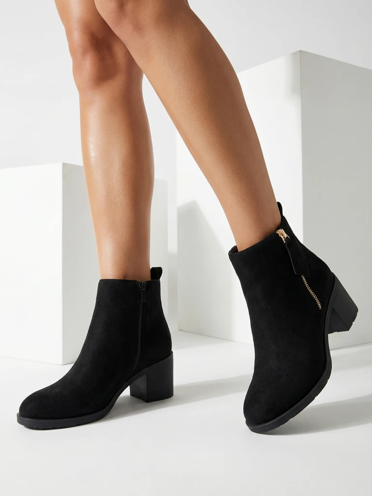 Royalfashion Черни дамски ботуши с нисък ток от еко велур Rejerry