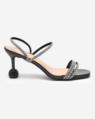 Czarne lakierowane klapki na niskim obcasie Lakopi- Obuwie