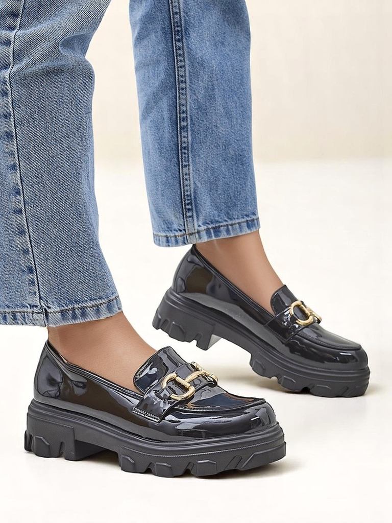 Royalfashion Дамски мокасини от патентована кожа с декорация Черен кадифе