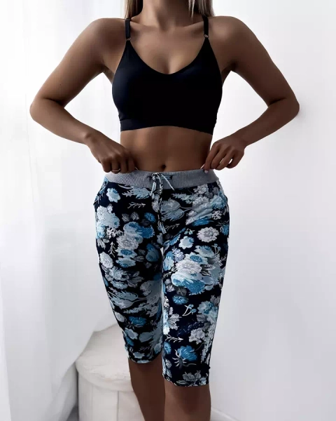 Ciemnoniebieskie damskie spodenki 3/4 z kwiatowym wzorem PLUS SIZE - Odzież