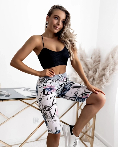 Biało- niebieskie spodenki damskie 3/4 z printem PLUS SIZE- Odzież