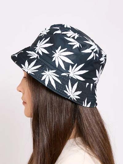 Royalfashion Дамска шапка с козирка и принт