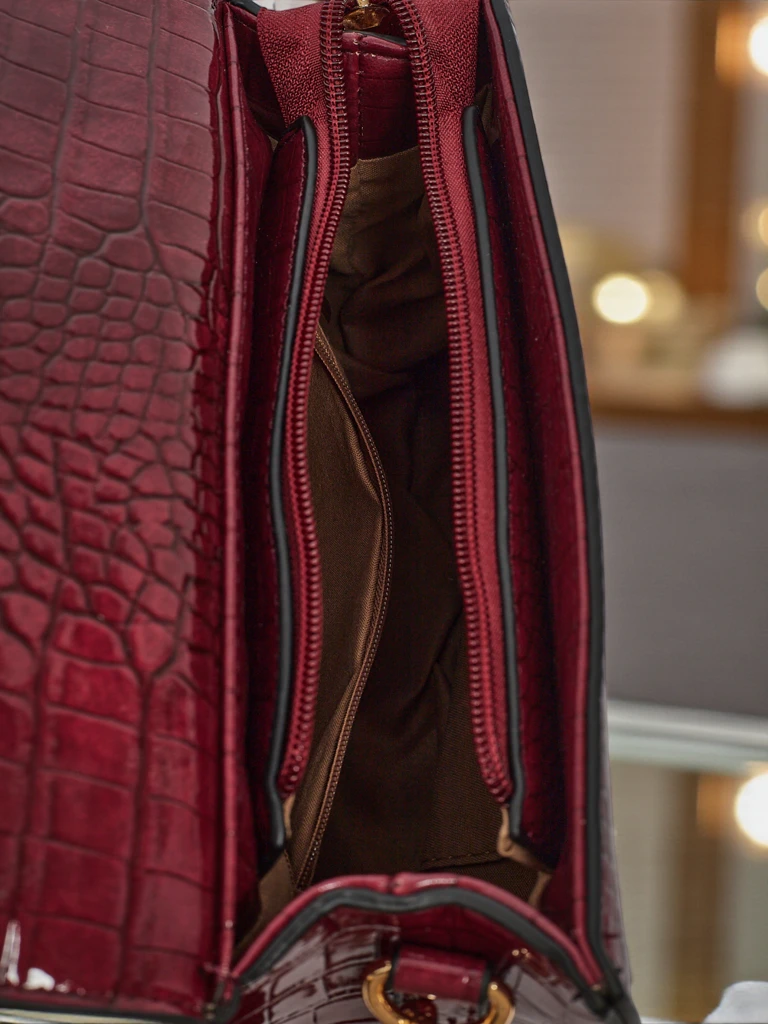 Лакирана малка дамска чанта от еко кожа Veluna