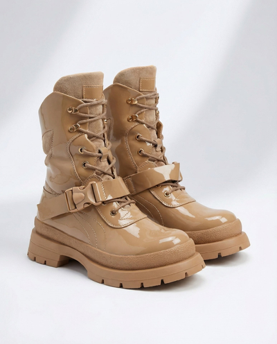 Royalfashion Дамски лакирани ботуши в светлокафяво Setogy