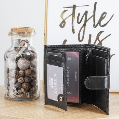 Czarny portfel męski zapinany guzikiem - Akcesoria