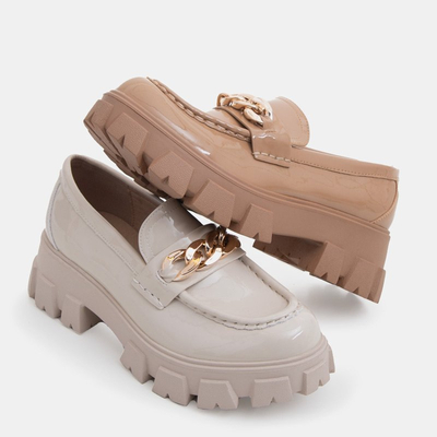 Jasnobeżowe damskie lakierowane półbuty z łańcuszkiem Ginewra - Obuwie