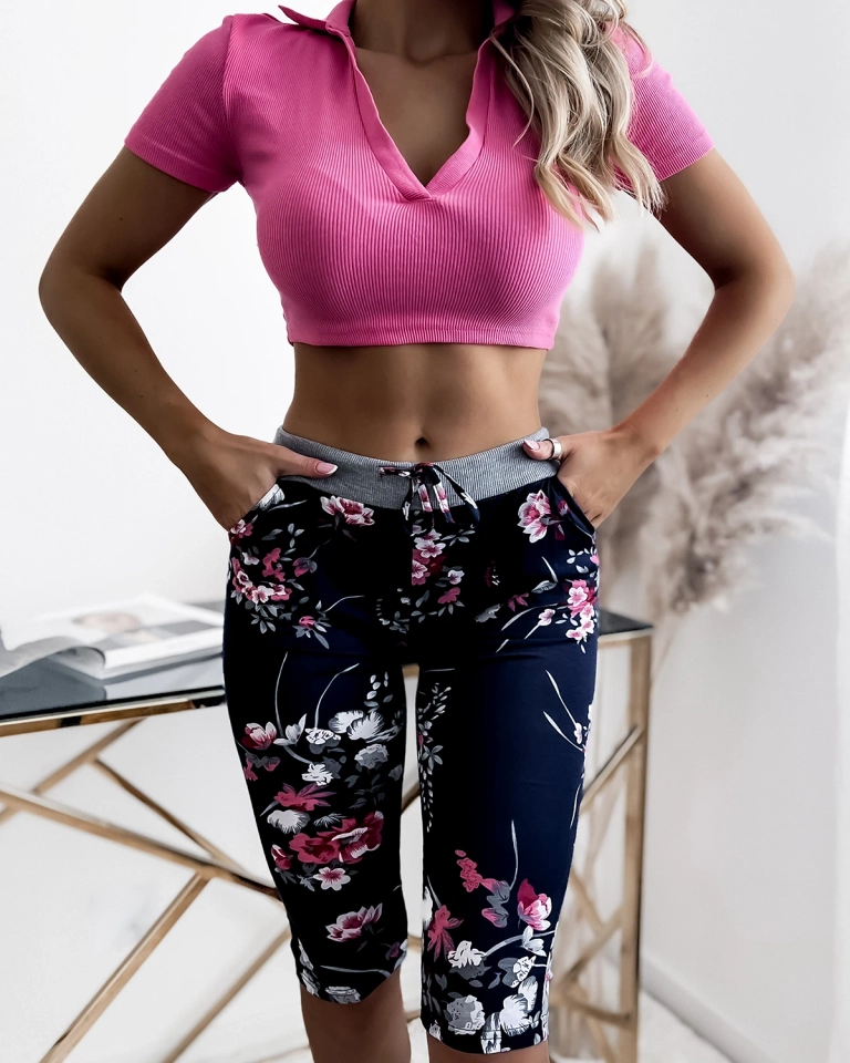 Granatowe spodenki damskie 3/4 w różowe kwiaty PLUS SIZE - Odzież