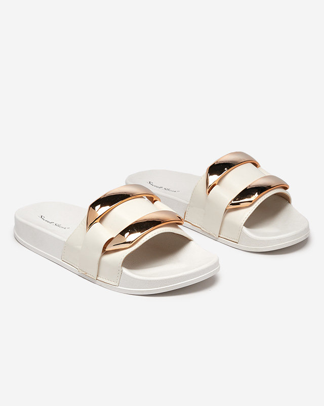 Białe damskie klapki ze złotą ozdobą Serina - Obuwie