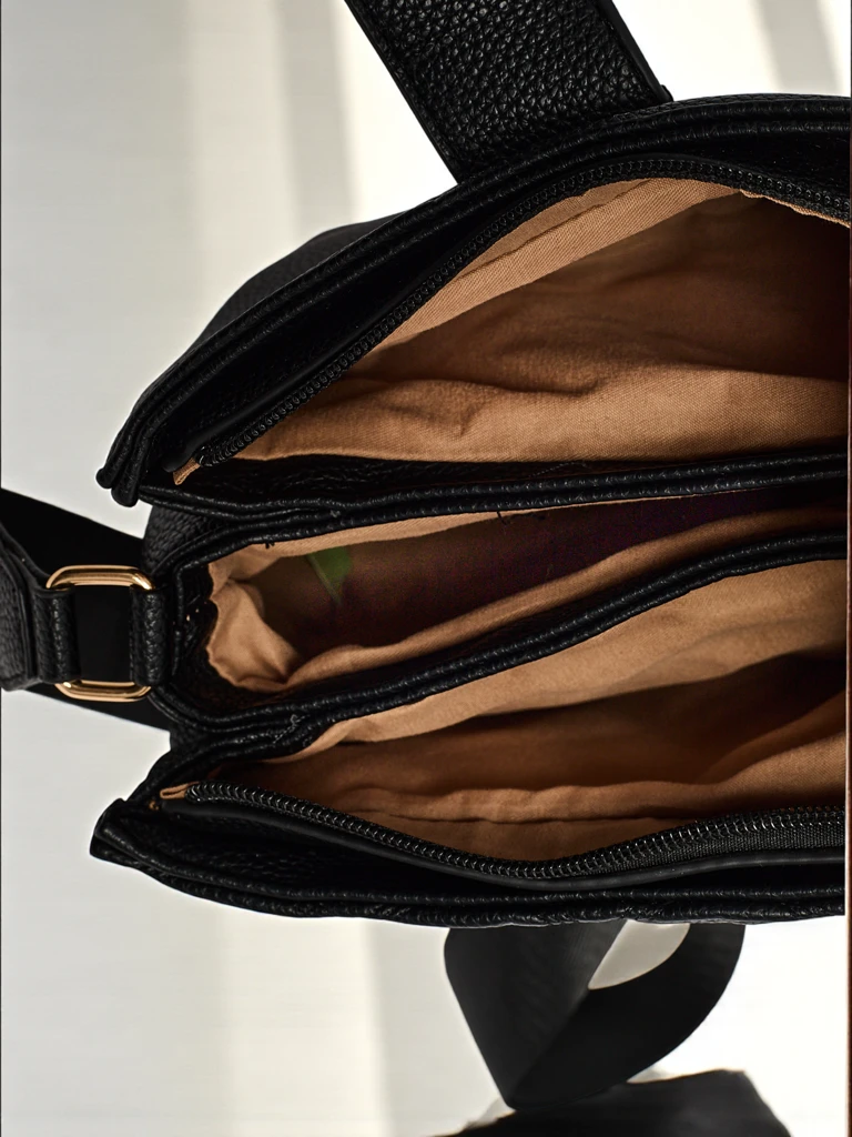 Малка капитонирана чанта от мека еко кожа Cinder Loom