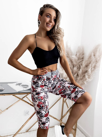 Damskie spodenki 3/4 w białym kolorze i w kwiaty PLUS SIZE - Odzież