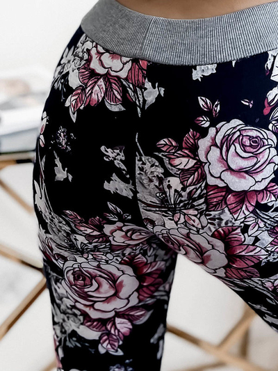 Kwiatowe spodenki damskie 3/4 w kolorze granatowo- różowym PLUS SIZE - Odzież