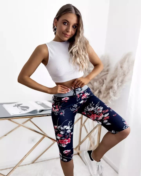 Granatowe spodenki damskie 3/4 w czerwone kwiaty PLUS SIZE - Odzież