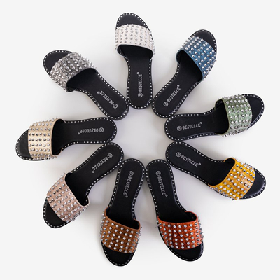 Pomarańczowe damskie klapki z ćwiekami i dżetami Maurella - Obuwie