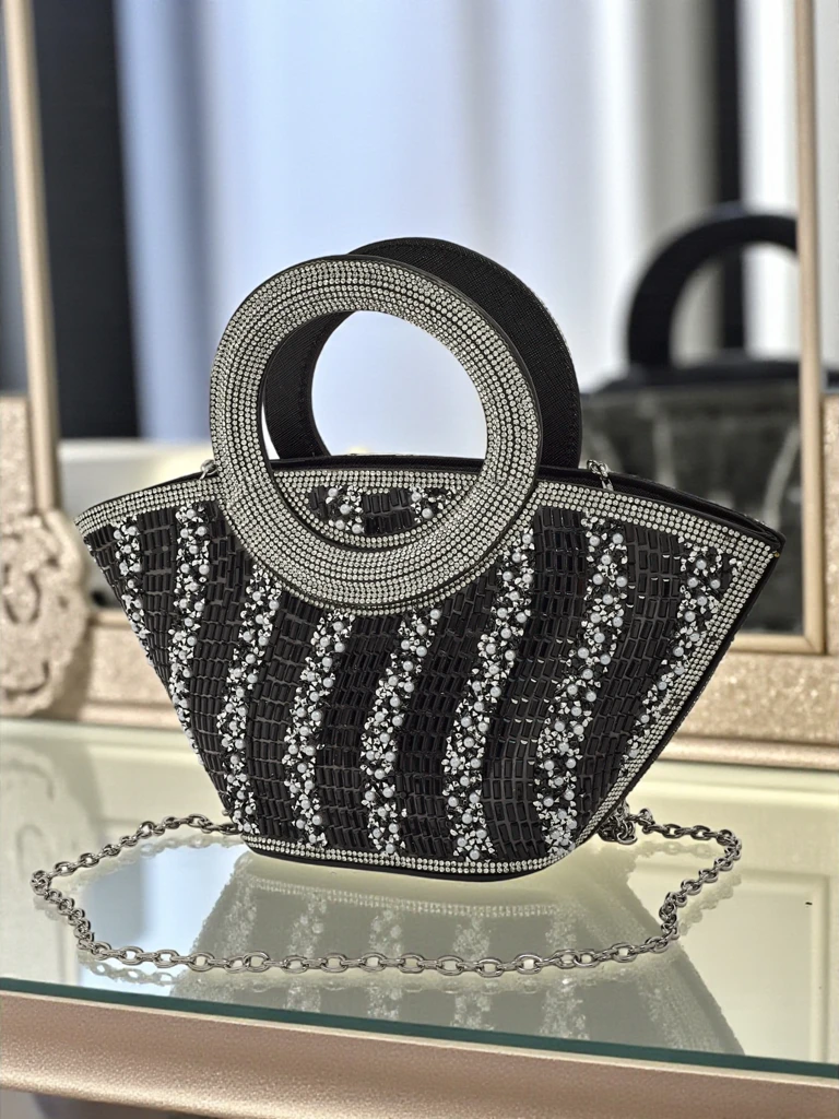 Малка дамска чанта с цирконии Sparkle Queen