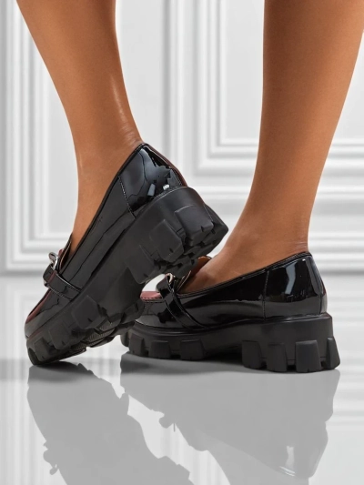 Дамски лоуфъри Hera Nero от лакирана еко кожа с верижка, пролет