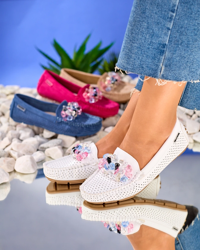 Royalfashion Дамски ажурни мокасини в бяло с декоративни кристали Cizzas