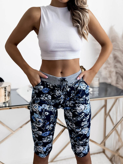 Wzorzyste spodenki damskie 3/4 w kolorze granatowo- niebieskim PLUS SIZE- Odzież