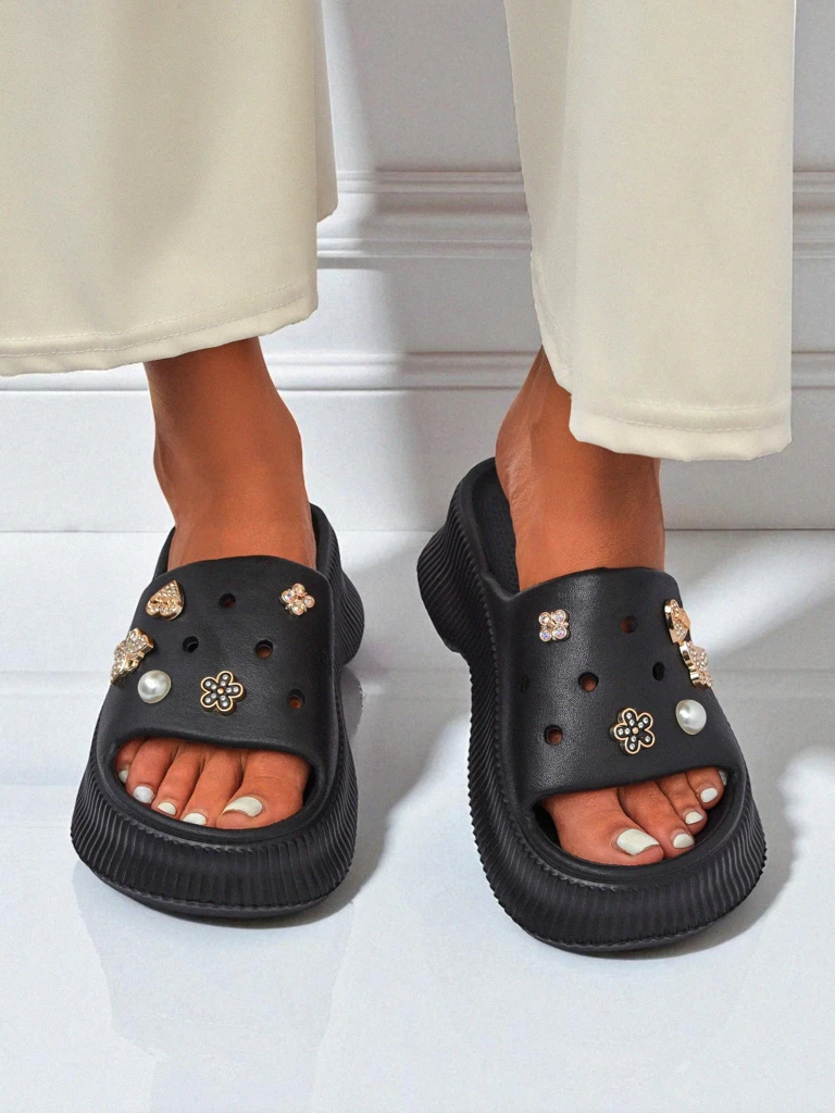 Royalfashion Дамски гумени чехли с декорации Slash Glam