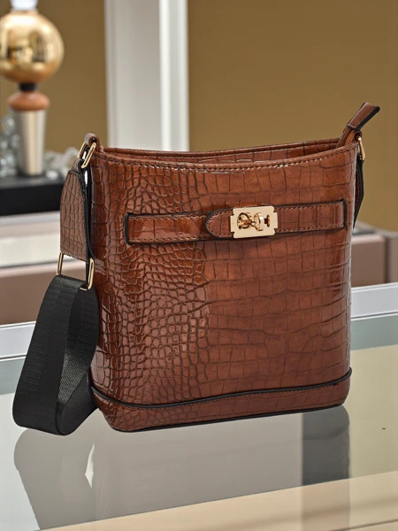 Лакирана малка дамска чанта от еко кожа Arlisse