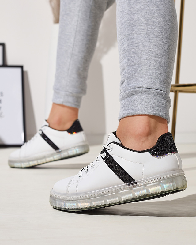 Дамски спортни обувки в бяло с черни вложки Asxa- Footwear