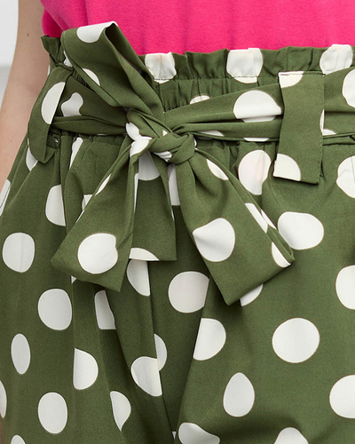 Zielone damskie materiałowe krótkie spodenki w groszki- Odzież