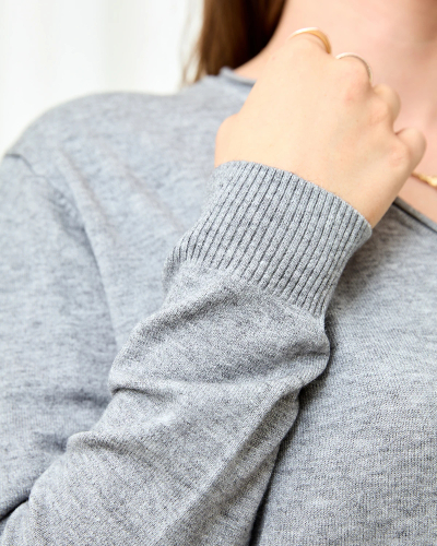 Royalfashion Сив дамски пуловер със сърцевидно деколте