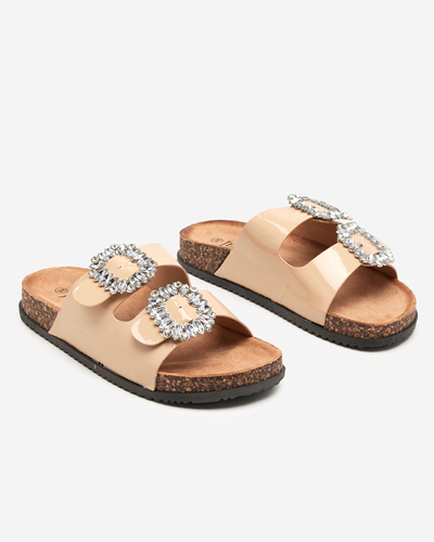 Beżowe damskie klapki ze zdobionymi klamerkami Olimika - Obuwie