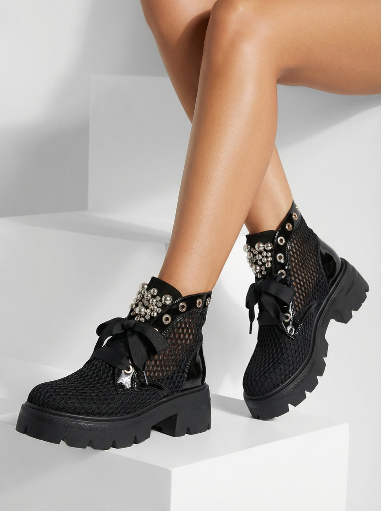 Royalfashion Дамски ажурни ботуши в черно Afaserr