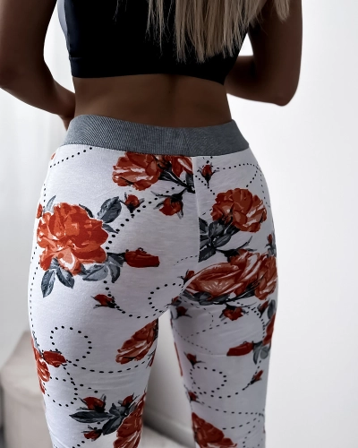 Białe spodenki damskie 3/4 w czerwone kwiaty PLUS SIZE- Odzież