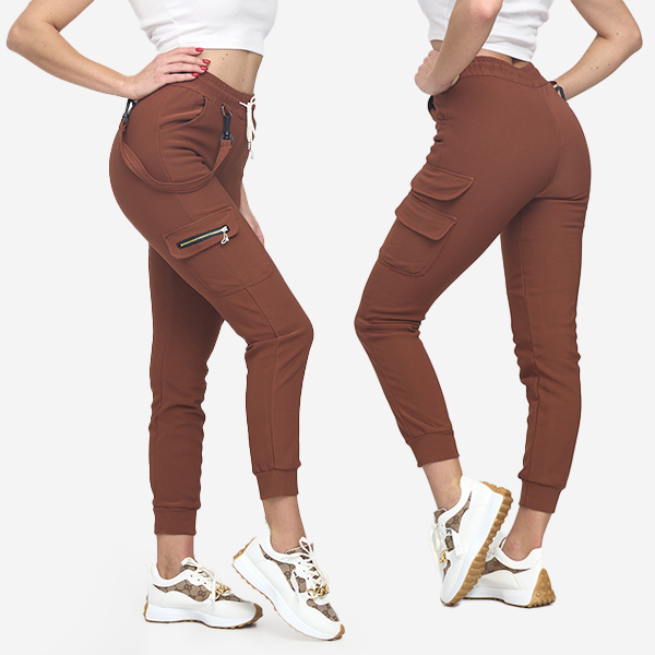 Изолиран кафяв дамски панталон карго с орнаменти - Облекло