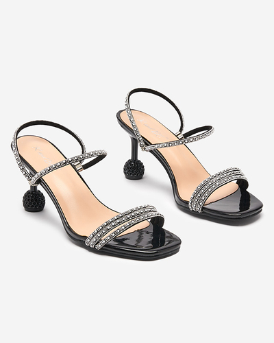 Czarne lakierowane klapki na niskim obcasie Lakopi- Obuwie