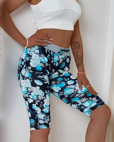 Ciemnoniebieskie damskie spodenki 3/4 z kwiatowym wzorem PLUS SIZE - Odzież